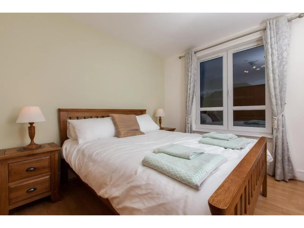 إدنبرة Spacious, Central Apartment