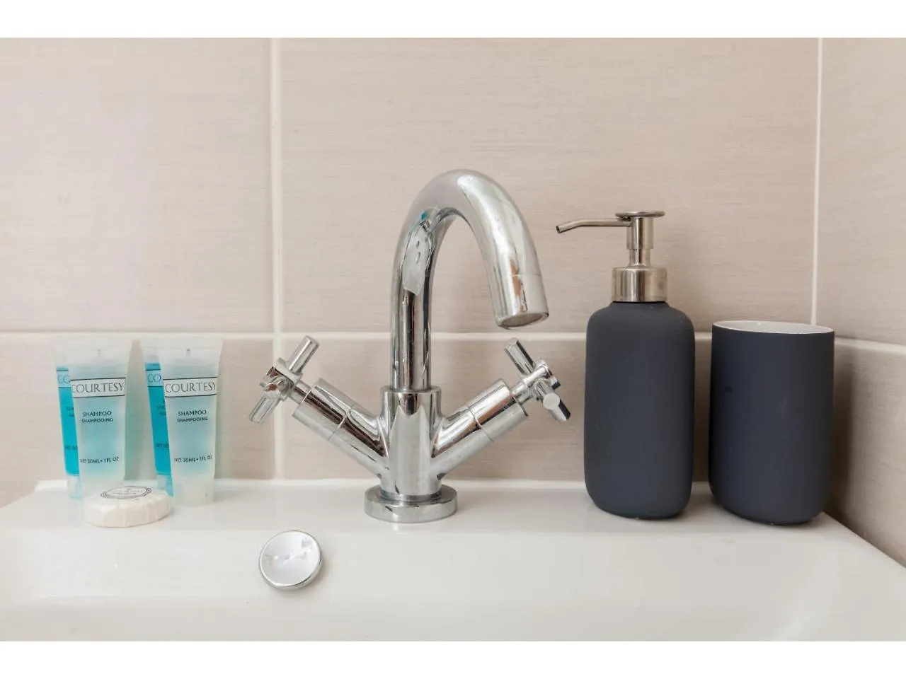 إدنبرة Spacious, Central Apartment