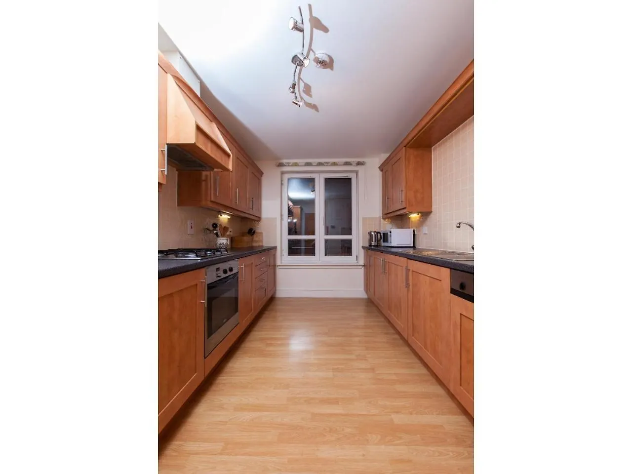 إدنبرة Spacious, Central Apartment