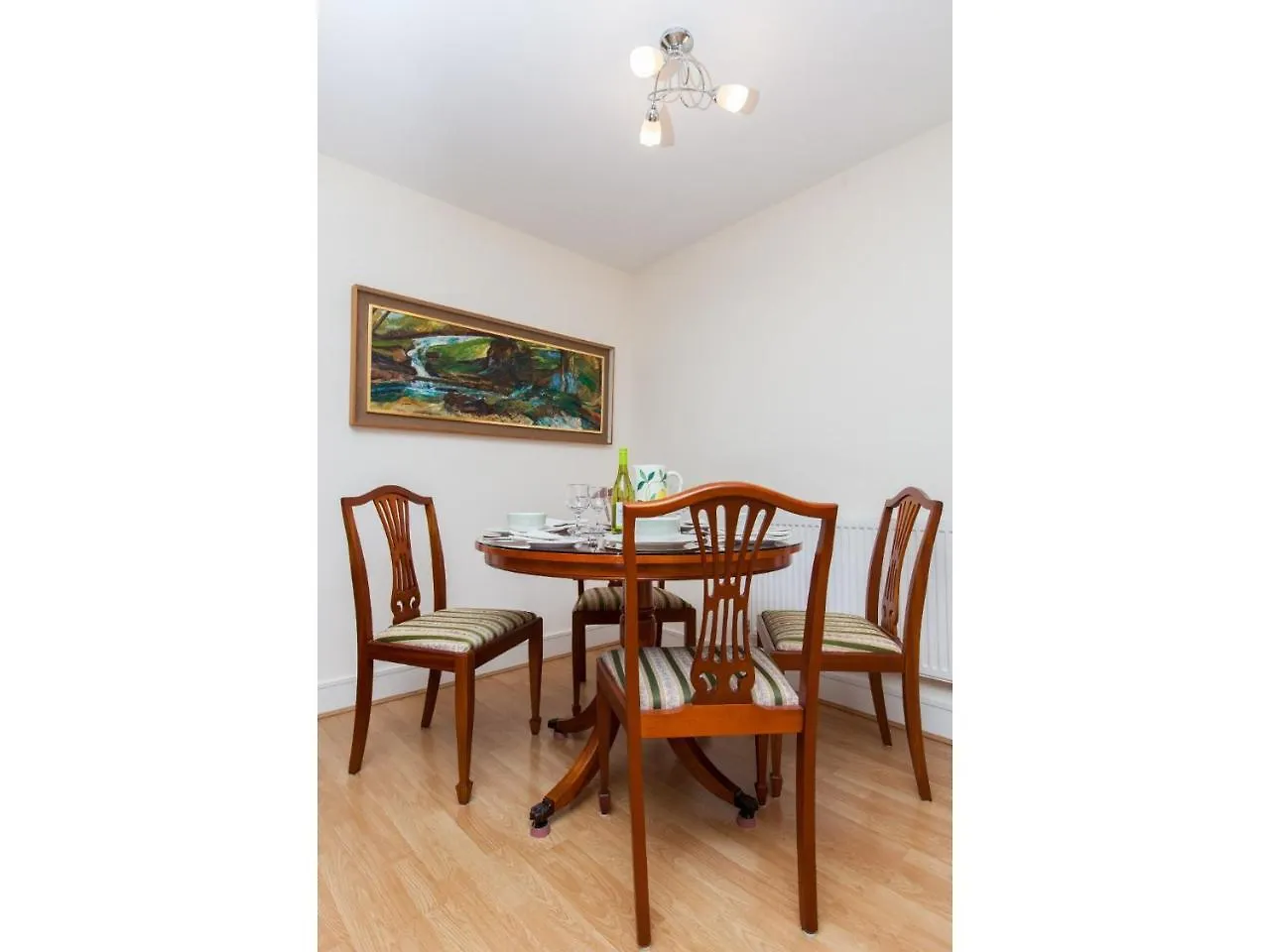 إدنبرة Spacious, Central Apartment